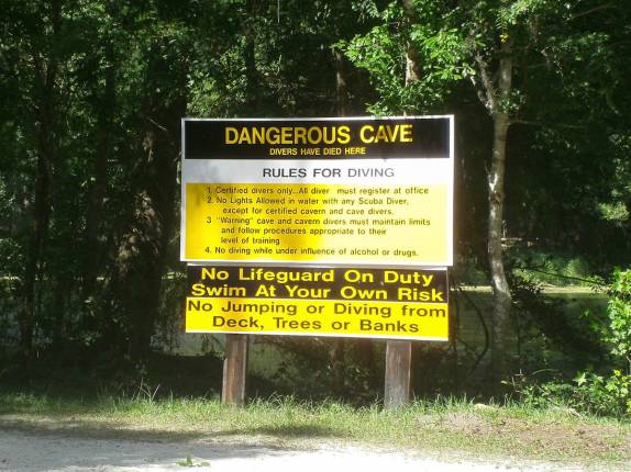 Aviso ao lado do rio em Ginnie Springs, na Flórida, nos Estados Unidos
